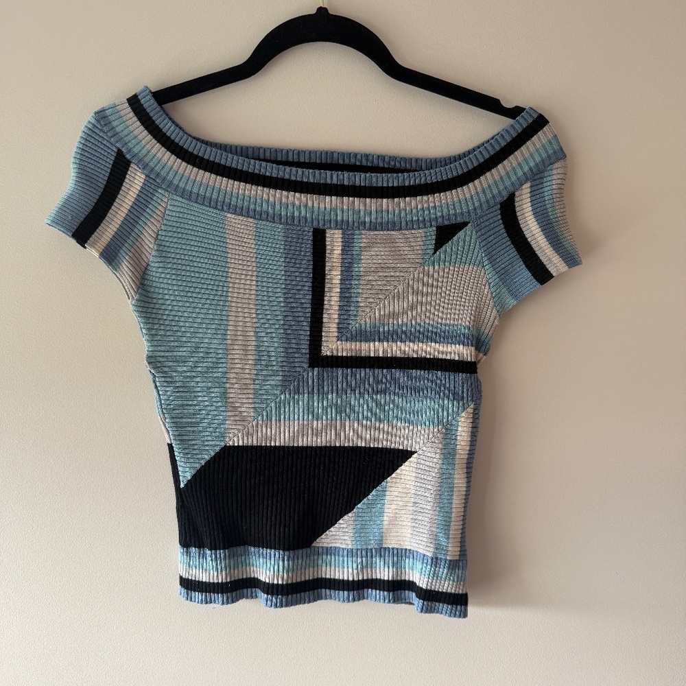 BEBE OFF THE SHOULDER GEO TOP